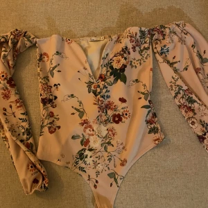 Body - En blommig body från Nelly i storlek m. Använd ett fåtal gånger. 