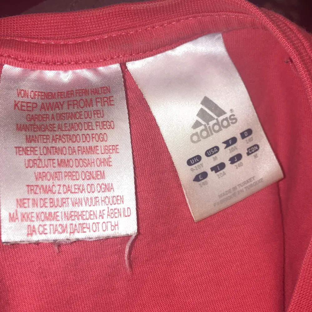 Adidas t-shirt super fint skick  Aprikos råsa färg  Super härlig på sommaren 🍑☀️. T-shirts.