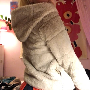 Vit pälsjacka - Väldigt snygg vit pälsjacka!!💗 Det är fickan som syns på första bilden, den är inte trasig☺️