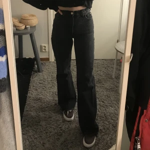 Svarta Jeans Zara 32  - Säljer dessa snygga Svart/gråa raka jeans från Zara då dom är för långa på mig så de sitter inte lika snyggt! Jag är 155cm lång, ca 10cm för långa på mig. Skriv om du är intresserad eller har frågor! 150kr + frakt 📦 
