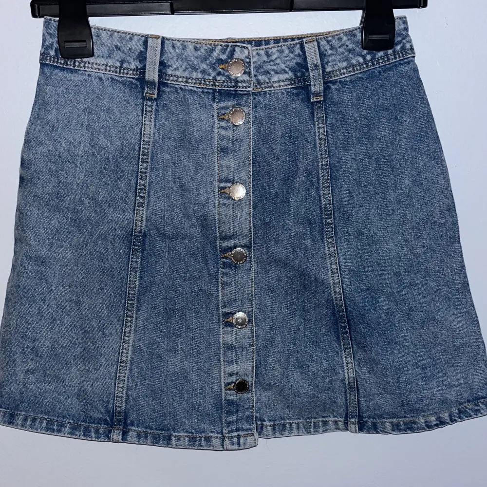 Söt jeanskjol i från h&m i storlek 36. 60kr +frakt, priset går såklart att diskutera🥰 skriv för mer info eller fler bilder🌟❤️. Kjolar.