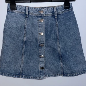 Jeanskjol  - Söt jeanskjol i från h&m i storlek 36. 60kr +frakt, priset går såklart att diskutera🥰 skriv för mer info eller fler bilder🌟❤️