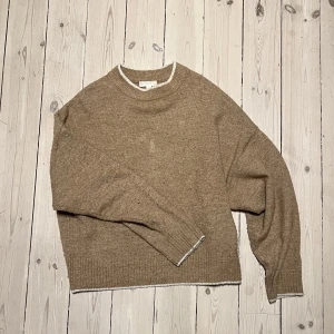 Mysig beige stickad tröja - En mysig stickad tröja i beige från H&M. 