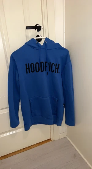 Hoodrich dress blå - Hej jag säljer min hoodrich dress i blå, den har ett litet håll i högra fickan men annars är den som ny storlek S/L passar S/M oxå  Priset kan diskuteras vid snabb affär 