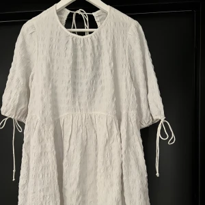 Klänning  - Super söt klänning men som tyvärr var för stor,  så har enbart testat den. Klänningen är i storlek 40 och är stor i storleken. 