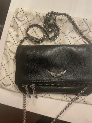 Nano - Säljer min fina zadig väska. Använd men inga större defekter förutom att den lilla kedjan tappat lite av sin färg.