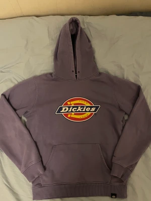 Dickies hoodie - Säljer Dickies hoodie i ok skick! Väl använd, men inga fläckar eller förslitningar. Storlek S. Köparen står för frakt. 
