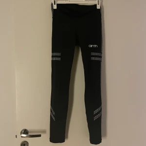 aimn tights  - Svarta aimn thights, sparsamt använda, dock har texten (se sista bilden) blivit lite ”sprickig” från tvätt men inget som syns på håll. XXS men är väldigt stretchiga så funkar som en xs/s också. ❤️