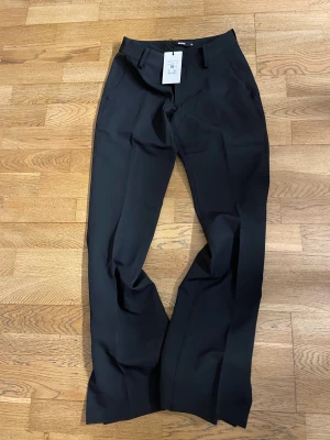 Vera byxor Bik Bok - Helt nya Vera byxor från Bik Bok storlek 36. Kvitto finns. Liten i storleken. Nypris 399kr 