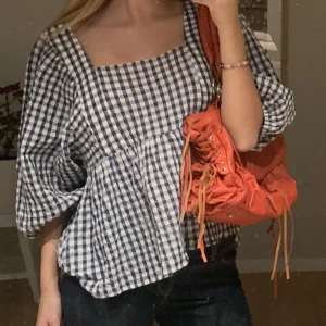 Rutig blus - Jättefin pösig blus i storlek S Vit och marinblå Nypris: 499 Säljs för 250kr + frakt