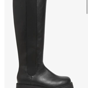 Boots Monki  - Höga boots från Monki, använda 1 gång, nypris:600 