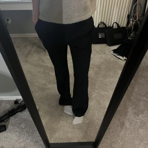 Kostymbyxor - Säljer min älskade kostymbyxor med lite lägre midja. Superfint skick