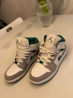 Jordan 1 "Grey Green" Mid - 38 - Säljer nu mina jordans 1 ”grey green” mid i storlek 38. Inköpta på Merchsweden.se. Nypris 2999 kr.  Endast använda ett par fåtal gånger, väldigt fint skick!   Vid köp tillkommer kvitto från merchsweden.se. 