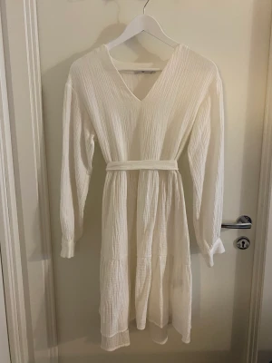 Klänning  - Somrig klänning från NA-KD. Använd fåtal gånger. 