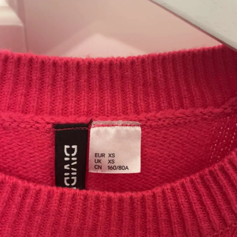 Säljer denna rosa tröja då den inte kommer till användning längre köptes i H&M för 149kr säljs för 40kr+ frakt storlek Xs ❤️. Stickat.