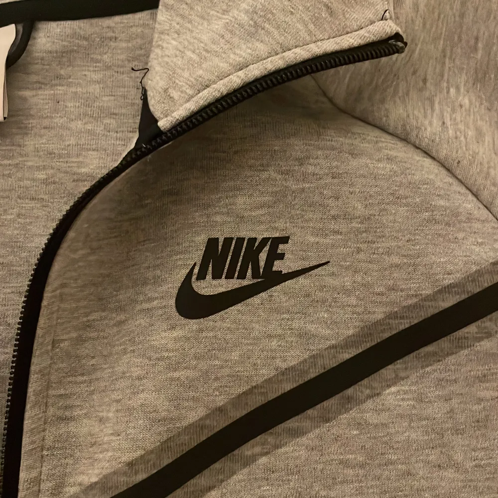 Nike tech fleece (äkta) Denna är i bra och nytt skick, använd få gånger. Köpt i emporia (Malmö). . Hoodies.