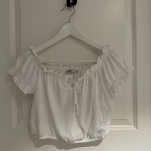 Croppad off-shoulder - Säljer denna jättegulliga croppade blusen. Jättemjukt och stretchigt tyg så passar S-M ev L. Kan bäras som off-shoulder eller inte. Kan mötas upp eller så står köparen för frakt. Hör av er om ni vill ha fler bilder😊 Material: 99% polyester, 1% elastan