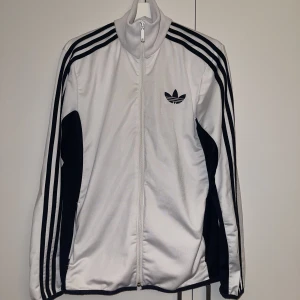 Adidas kofta - Säljer nu min adidas kofta som jag aldrig använder, använt ett fåtal gånger men inget för mig. Nypris 500kr