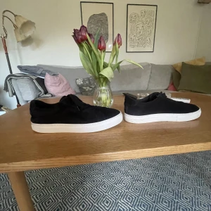 Marinblå vagabond skor - Marinblå vagabond sneakers i väldigt bra skick, storlek 44