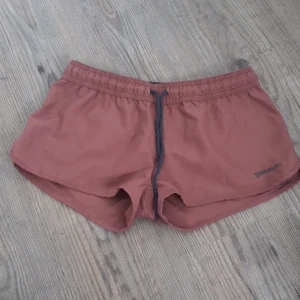Badshorts dam - Smutsrosa/mörkblå badshorts. Aldrig använda. Strl S