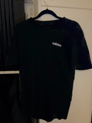 Adidas oversized T-shirt (S) - Storlek: S I ny skick Köpt för 250 kr