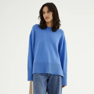 Blå stickad tröja <3 - Säljer denna super fina blå stickade tröjan som endast är använd vid 2 tillfällen. Skicket är alltså nästintill ny! Säljer pga att jag inte riktigt tyckte jag passade i den färgen men annars väldigt snygg i modellen 💙 Storlek XS men passar S också.