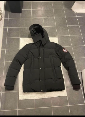 Canada Goose wyndham - Säljer denna annons pågrund av att den är för stor för mig och jag har drygt haft den i ett halv år. Mycket bra skick.  Kan tänka mig att byta   Nypris 13500kr
