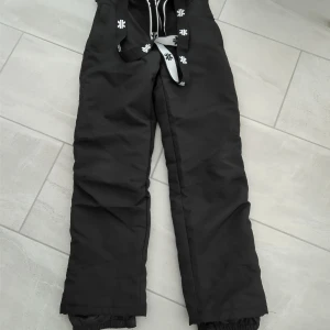 Skidbyxor  - Skidbyxor. Nyskick, använda 2ggr. Stl 170/176. Har blivit för små. Passar både killar och tjejer.