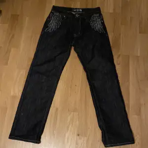 säljer dessa skit coola jeans pga de tyvärr är för korta, diggar verkligen så säljer lite högre pris, de har väldigt mycket detalj och är väldigt fin färg och passform. 
