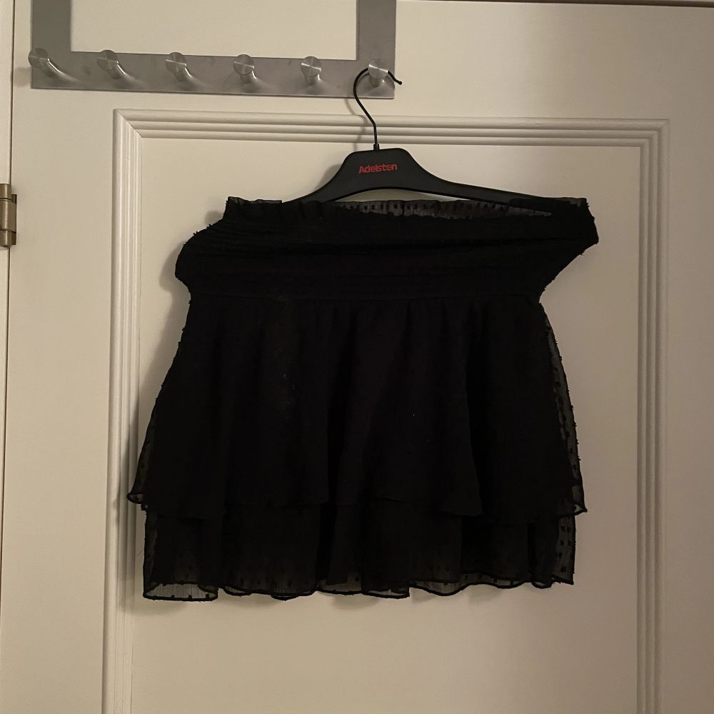 Säljer denna trendiga svarta kjol från bikbok. Köpt för 350. Står för frakt vid köp över 650 så kolla min profil för fler fynd ❤️‍🔥. Kjolar.