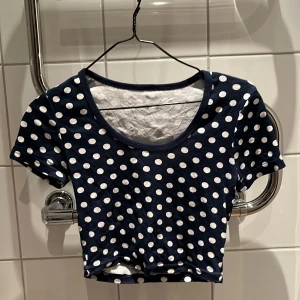 Prickig mörkblå croptop - Prickig mörkblå croptop köpt second hand, okänt märke . 34/36 eller XS/S