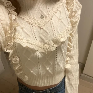 Stickad volang tröja  - Säljer en stickad volang tröja från Mango. Har aldrig kommit till användning så den är som ny. Storlek S. Köparen står för frakten!