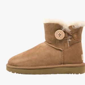 Ugg mini bailey button storlek 38 - Äkta Australian uggs med fårskinn och mocka. Använda men i bra skick Modell: Ugg mini bailey button  Storlek 38 Nypris: 2195kr  Skriv vid frågor (Pris kan diskuteras vid snabb affär:)