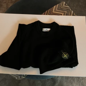 STONE ISLAND Tröja - Modell: Stone Island (knitwear) Skick 7/10 (Använd) Retail: 4000kr Mitt pris: 950