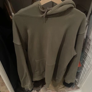 Hoodie Arket, olivgrön storlek L - Hoodie från Arket i storlek L, olivgrön. Mjukt tjockt tyg, använd Max 5 gånger. 