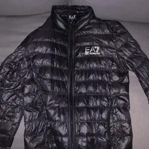 Säljer en EA7 jacka som knappt e använd. Köpt på Zalando för 1500. Pris kan diskuteras, storlek L men passar mig som har M