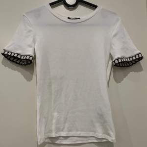 Säljer denna tshirt från Zara, helt oanvänd! Säljer för 75kr!❤️