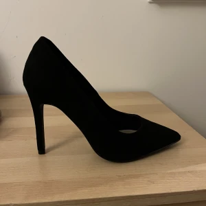Klackar  - Helt nya klackskor, aldrig använt dom. Från Nelly väldigt fina Storlek: 36