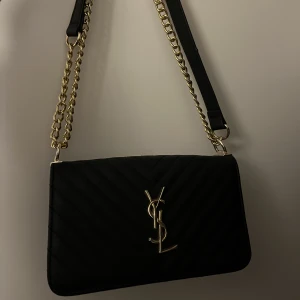 YSL Väska - I väldigt fint skick! Använd endast 1 gång. Går att ha den som axelremsväska och som handväska 