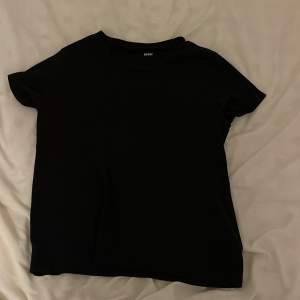 Svart t-shirt från bikbok storlek xs 