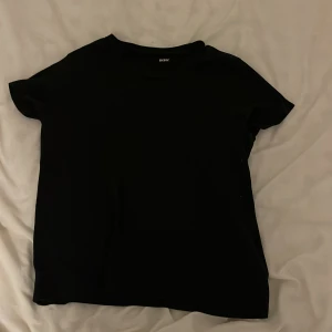 Svart t-shirt - Svart t-shirt från bikbok storlek xs 