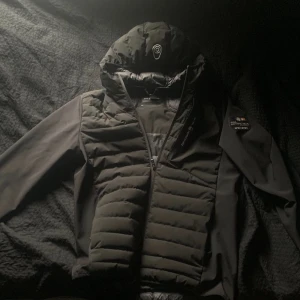 Sail racing jacka - Helt skadefri i princip ny och sitter jätte bra. Passar L så som M