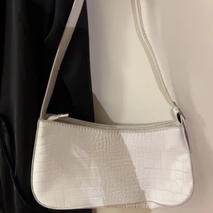 Väska  - Jätte fin vit väska. Ge bud