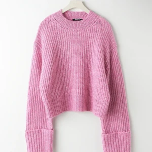 Stickad tröja - Säljer denna jättefina rosa stickade tröja från Gina Tricot, helt oanvänd och nypris 300 kr💕