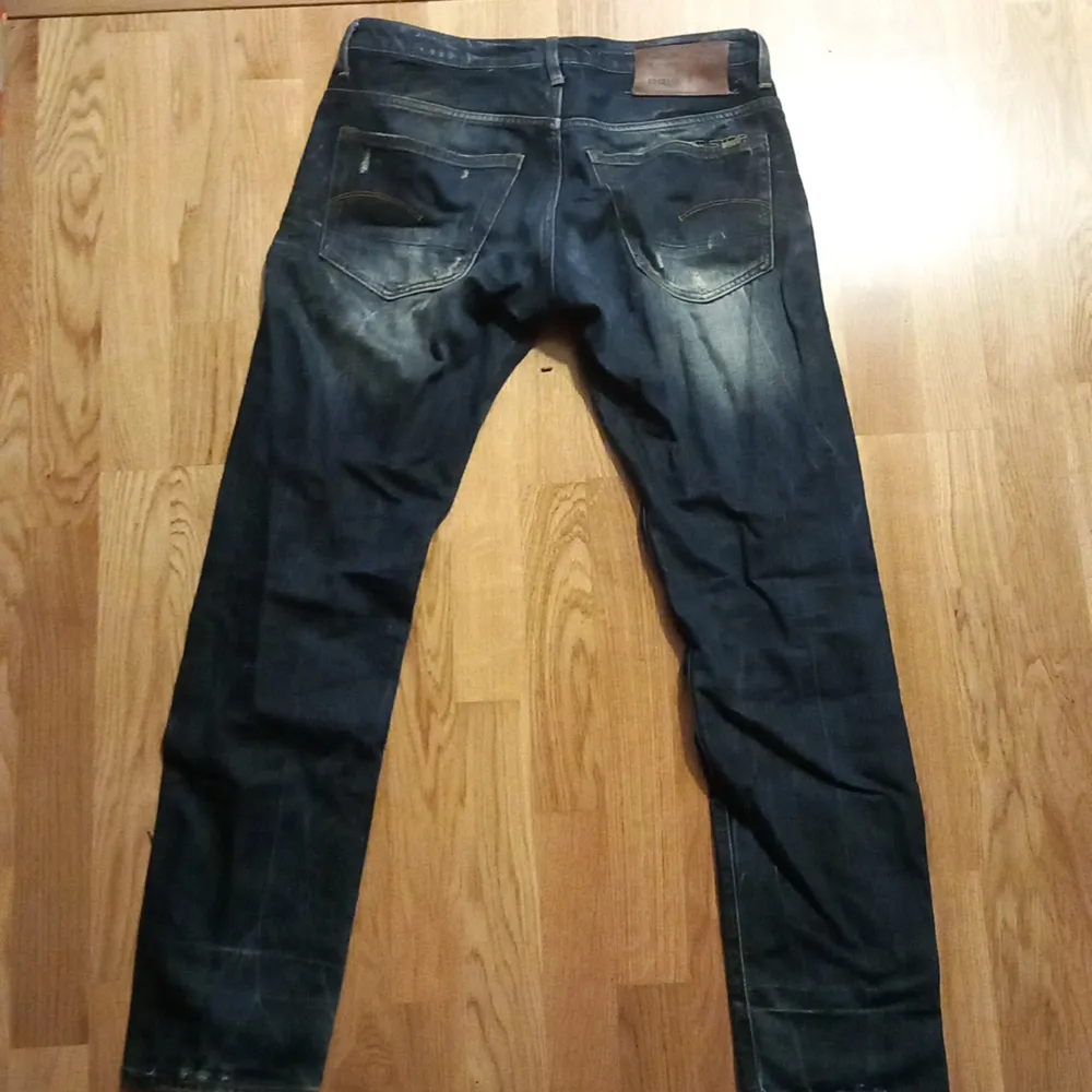 Modell 3310 g star raw jeans. Sparsamt använda. Obs liten besudling se sista bilden. Jeans & Byxor.