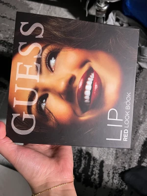 Guess läppstift  - Guess läppstift med en läppglans. Helt oanvänd. 