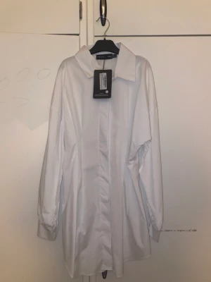 Skjort-klänning från Prettylittlethings - Skjort klänning helt oanvänd! Storlek UK 6 (motsvarar S), från Prettylittlething, finns ej kvar i hemsidan!! Väldigt lite genomskinlig! 