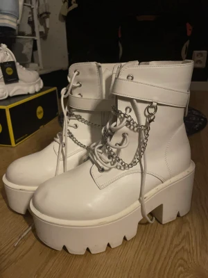 Vita boots - Säljer dessa då jag inte får någon användning för de, aldrig används av mig. Köptes på plick eller tise 