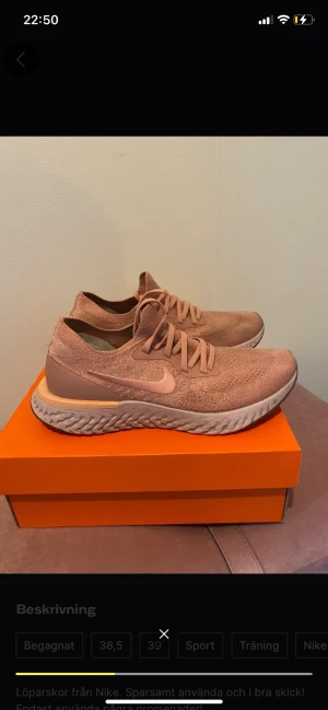 Nike löparskor i nyskick, nypris 1799:- - Löparskor från Nike. Sparsamt använda och i bra skick! Endast använda några promenader!  Modellnamn: Nike epic react flykint 2 Skostorlek:39 (25cm)  Nypris: 1799:-