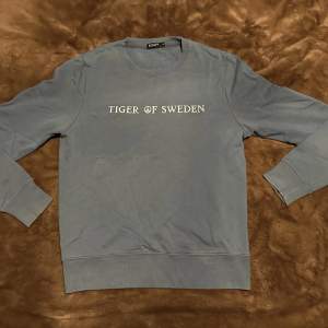 En blå tröja från Tiger of Sweden i storlek small💯